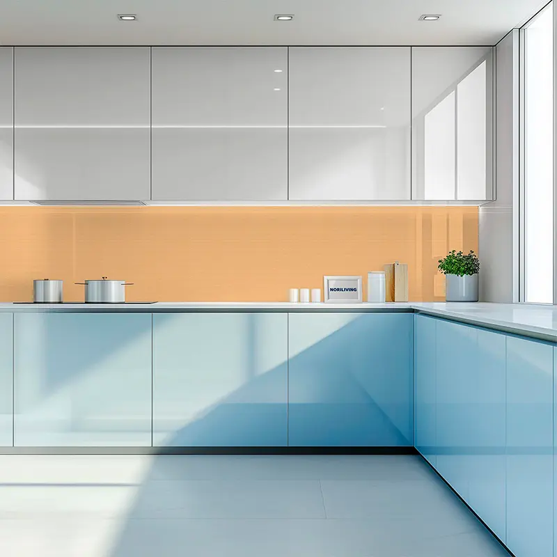 Minimalistische Küche mit blauen Fronten und orange Rückwand