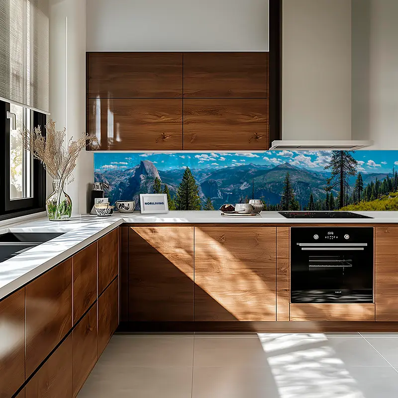 Küche mit Holzschränken und Panorama-Rückwand