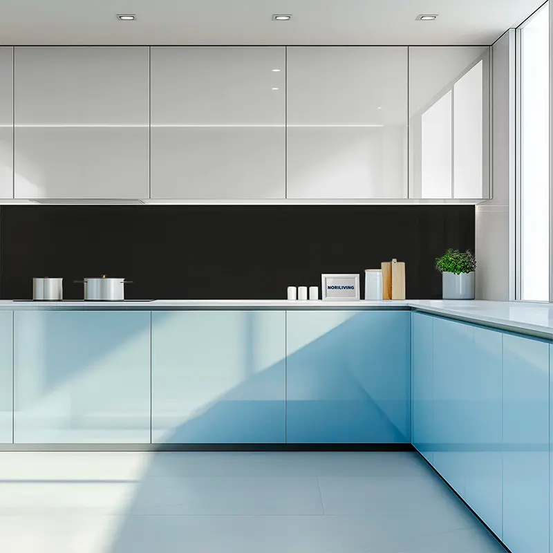 Minimalistische Küche mit blauen Unterschränken und Pflanze