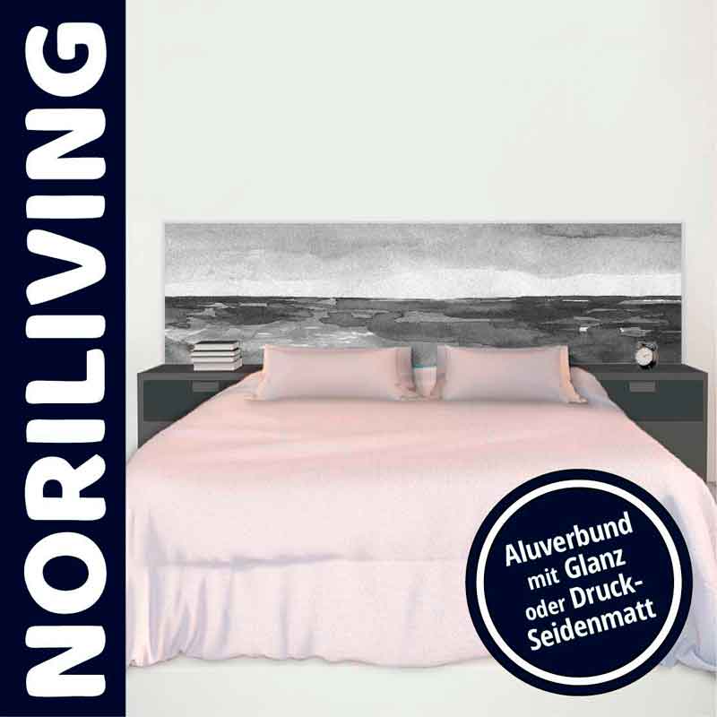 Bett mit NORILIVING Schriftzug, Alu-Druckkopfteil, Nachttischen und Deko-Büchern