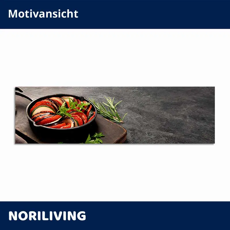 Ratatouille in Gusseisenpfanne auf dunklem Untergrund