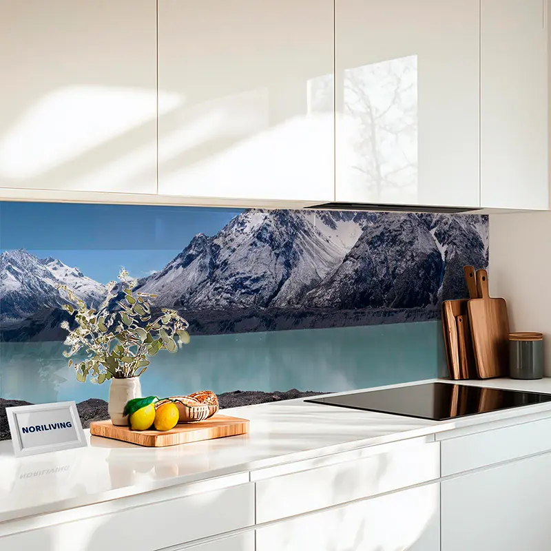 Weiße moderne Küche mit Bergsee-Glasrückwand