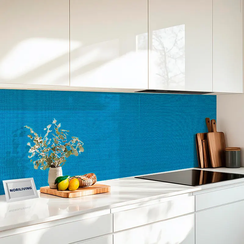 Moderne weiße Küche mit türkis-blauem Fliesenspiegel