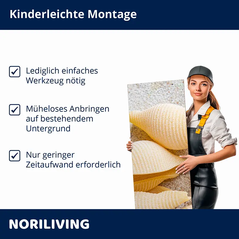 Frau hält Wandpaneel, Hinweis zu einfacher Montage