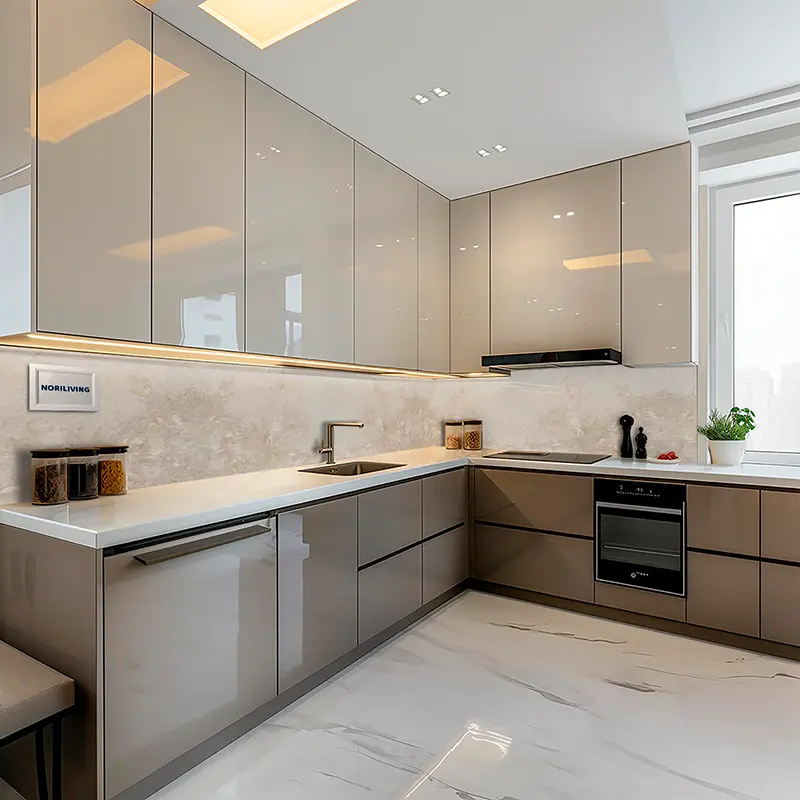 Moderne L‑Küche mit Hochglanzfronten und Marmorarbeitsplatte