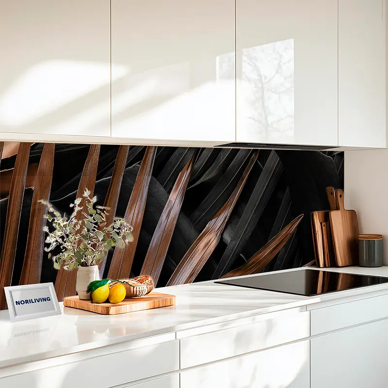 Weiße Küche mit Holzblatt-Rückwand, Zitronen und Schneidebre