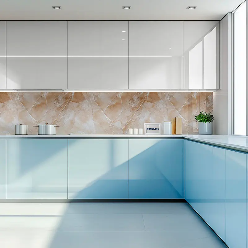 Helle Küche mit blauen Unterschränken und Pflanze