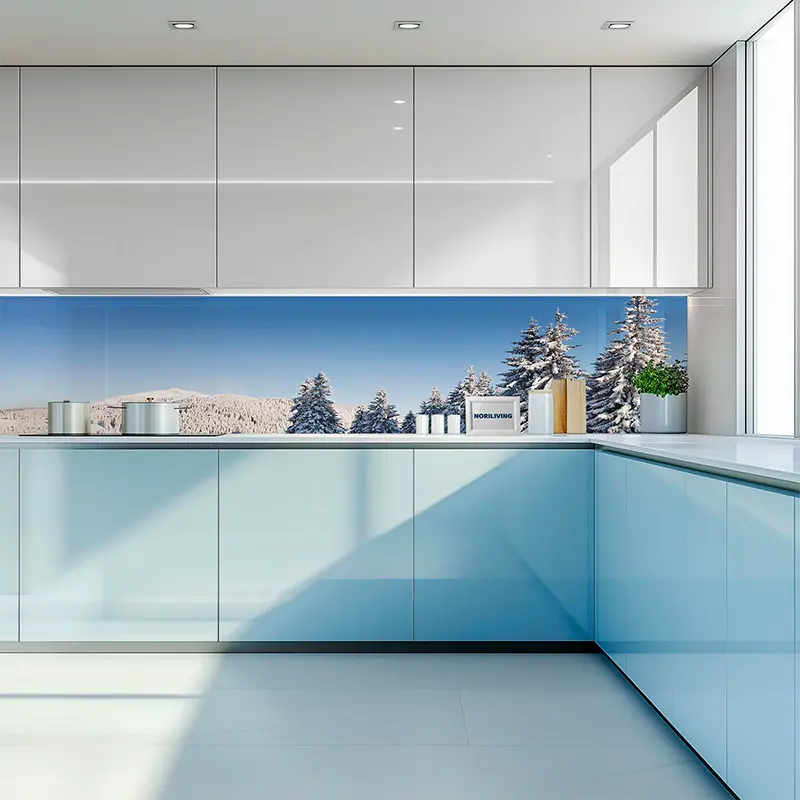 Hellblaue Küchenfronten mit Schneewald-Glasrückwand