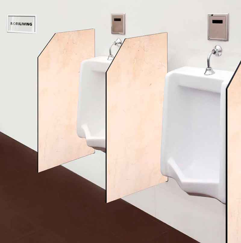 Zwei weiße Urinale mit hellen Trennwänden in einem öffentlichen Bereich. Klare Linien und minimalistisches Design.
