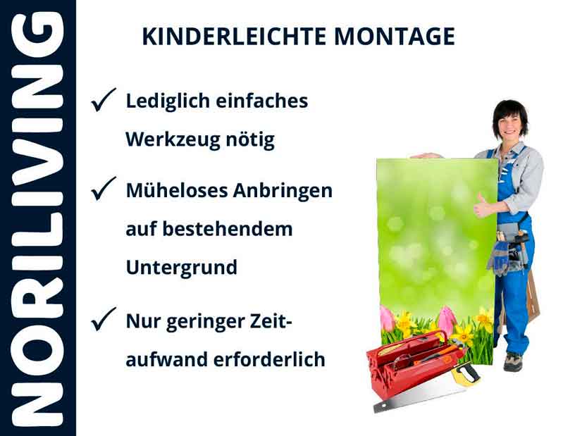 Person in Arbeitskleidung zeigt große Bildtafel mit Text zu einfacher Montage: Einfaches Werkzeug nötig, müheloses Anbringen, geringer Zeitaufwand