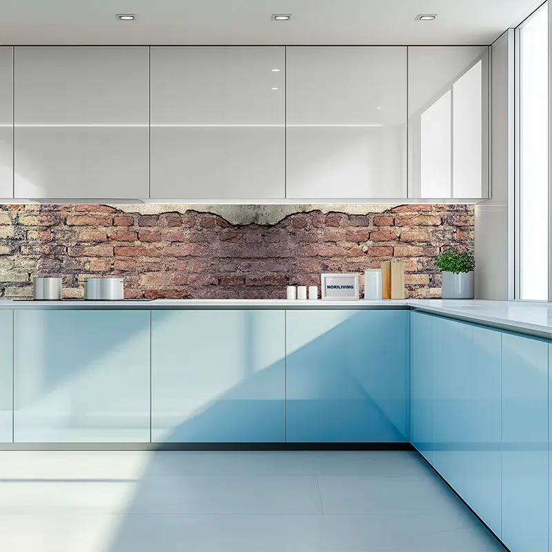Helle Küche mit blauen Fronten und Backstein-Optik