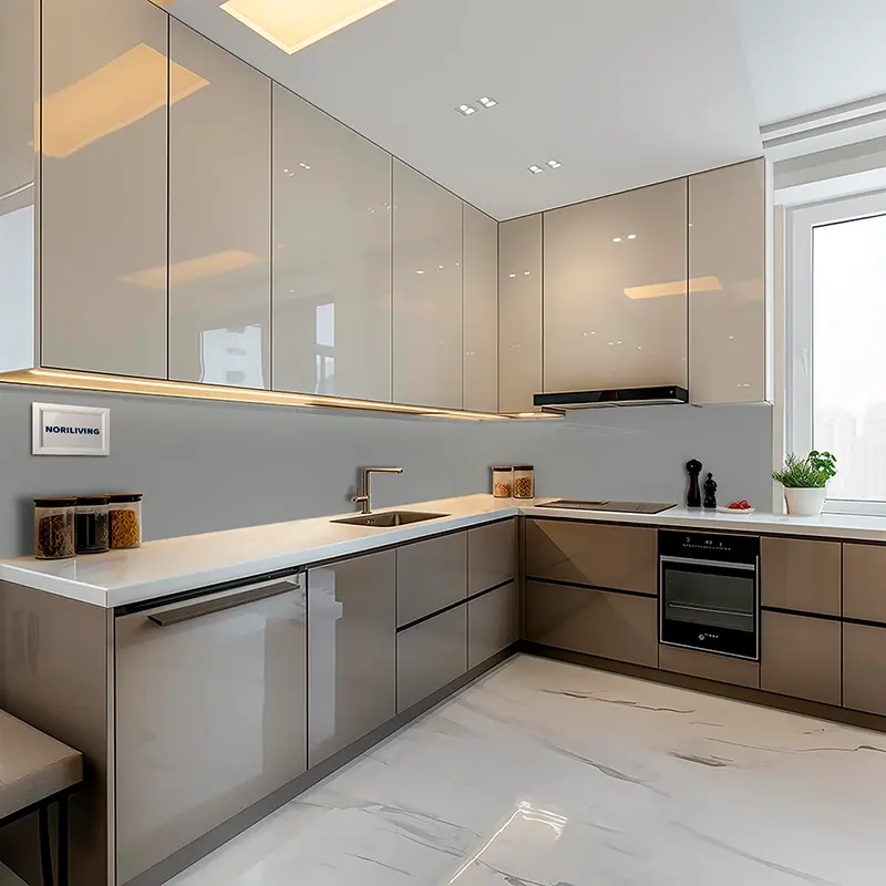 Elegante beige L‑Küche mit weißer Arbeitsplatte