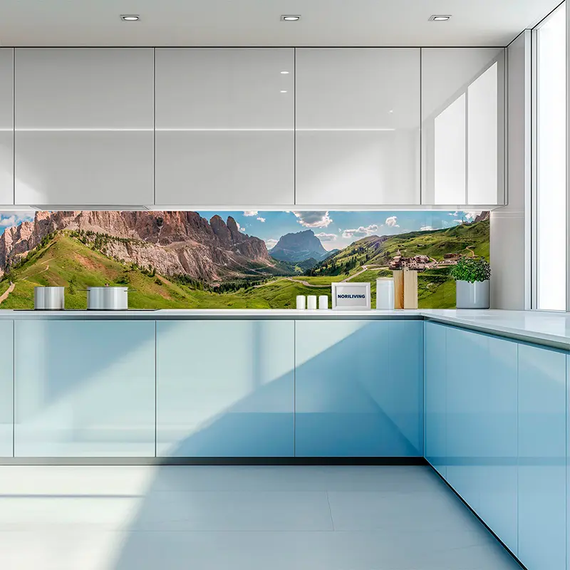 Helle Küche mit Glasrückwand und Berglandschaft