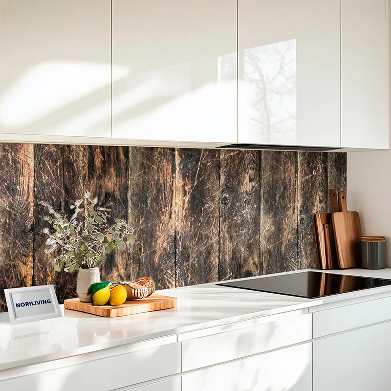 Weiße Küche mit dunkler Holz-Rückwand und Schneidebrettern