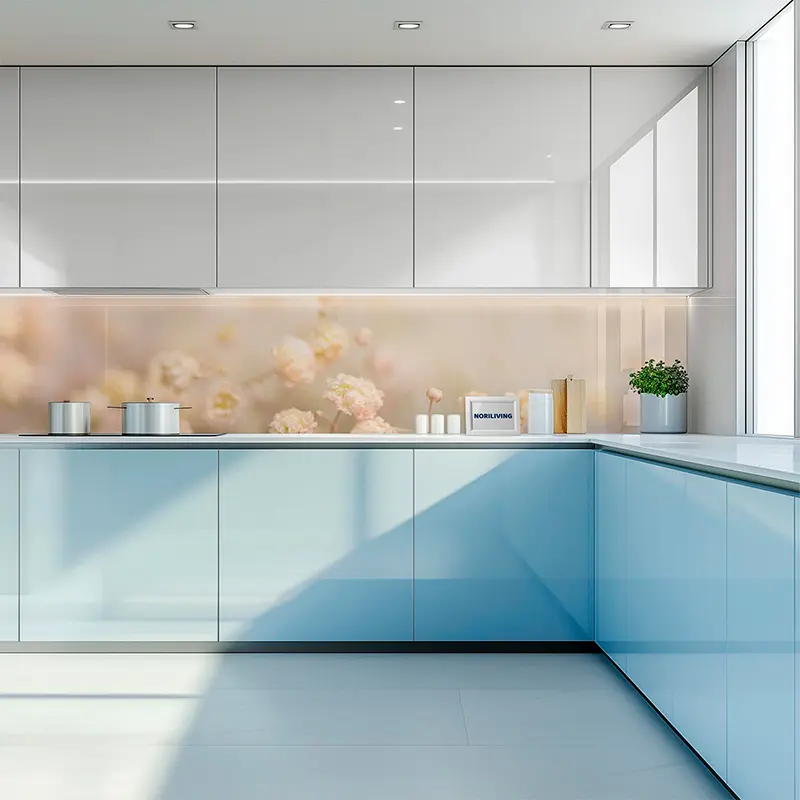 Helle moderne Küche mit blau glänzenden Schränken