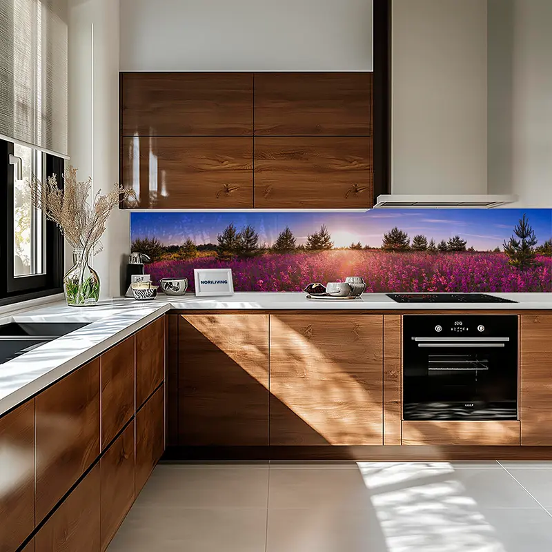 Einbauküche mit Holzschränken und lila Blumenrückwand