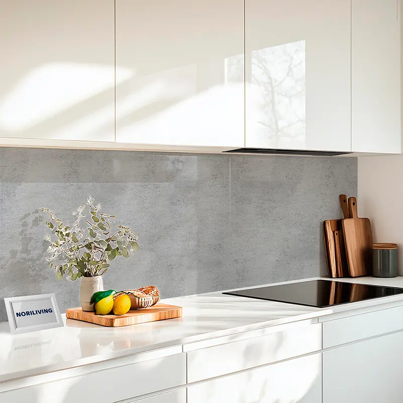 Helle Küche mit Arbeitsplatte, Schneidebrettern und Früchten