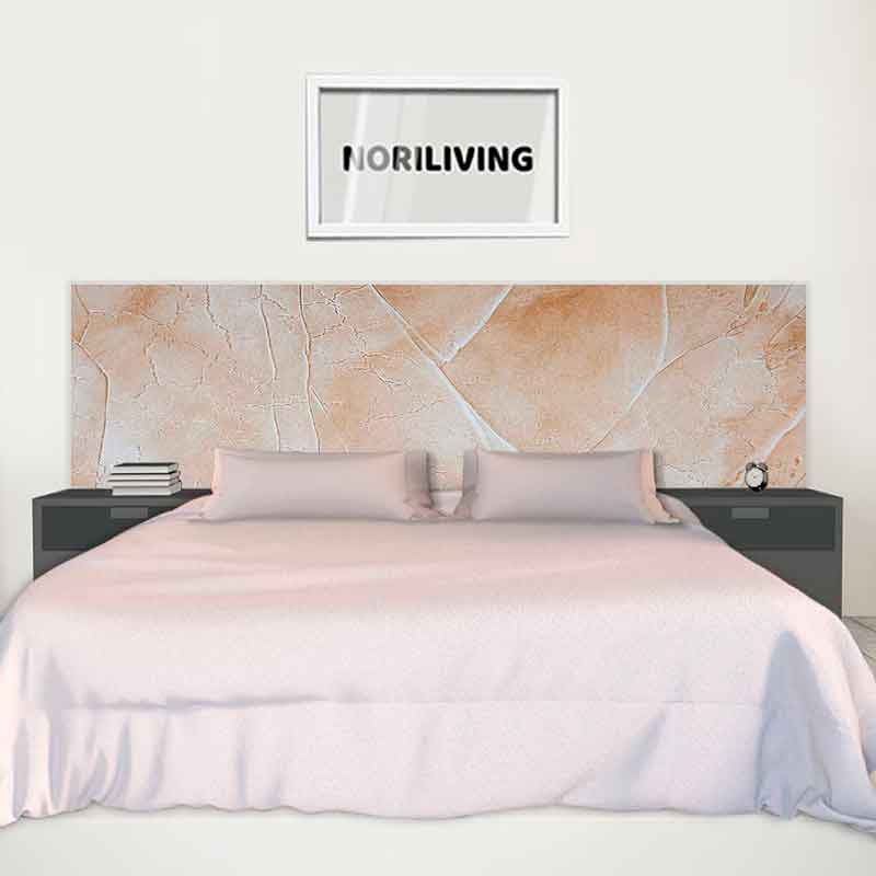 Schlafzimmer mit großem Bett, dekorativem Kopfteil in Marmoroptik und zwei dunkelgrauen Nachttischen