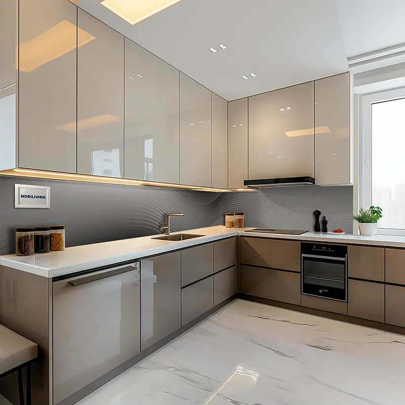 Beige L-förmige Küche mit weißer Arbeitsplatte