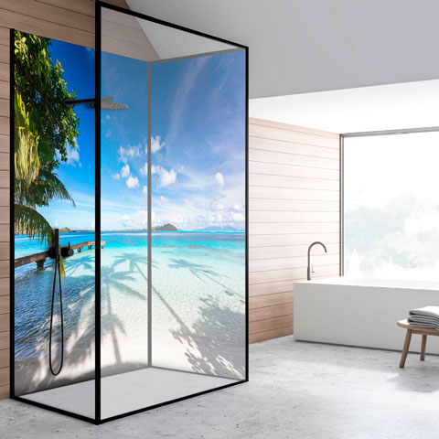 Helles Badezimmer mit einer Duschkabine, die ein tropisches Strandbild zeigt, und einer freistehenden Badewanne
