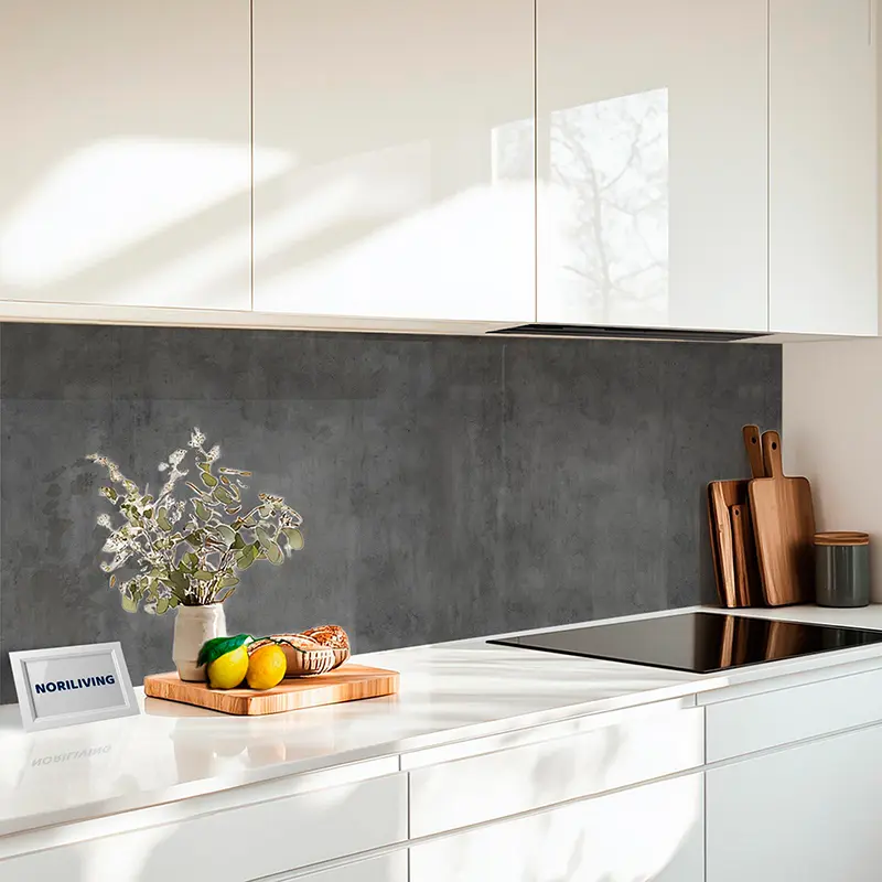 Weiße Küche mit Kochfeld, Holzbrett und Zitrusfrüchten