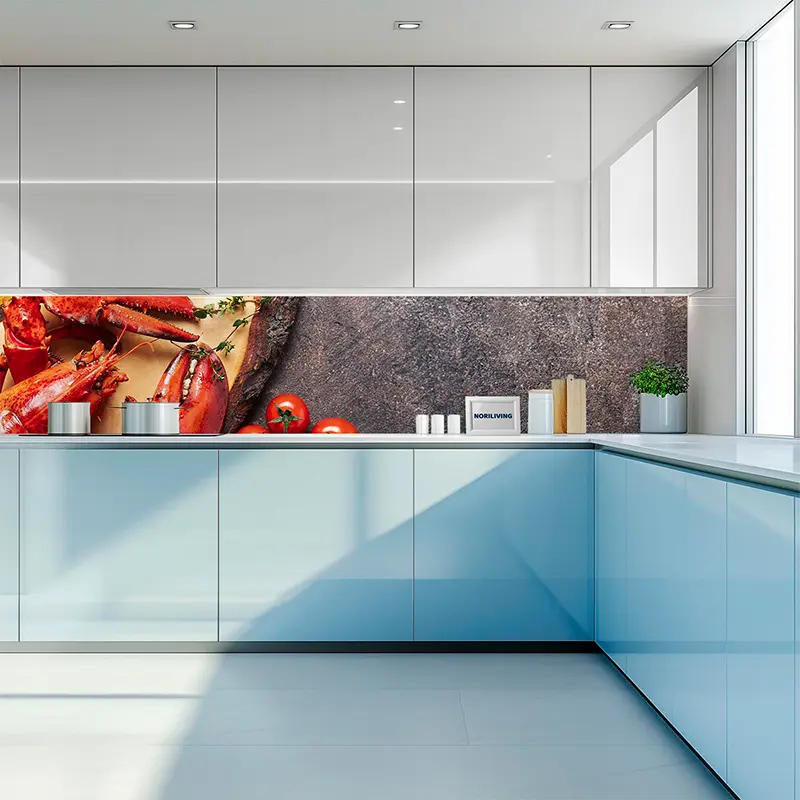 Helle moderne Küche mit blauen Schränken und Hummer-Motiv