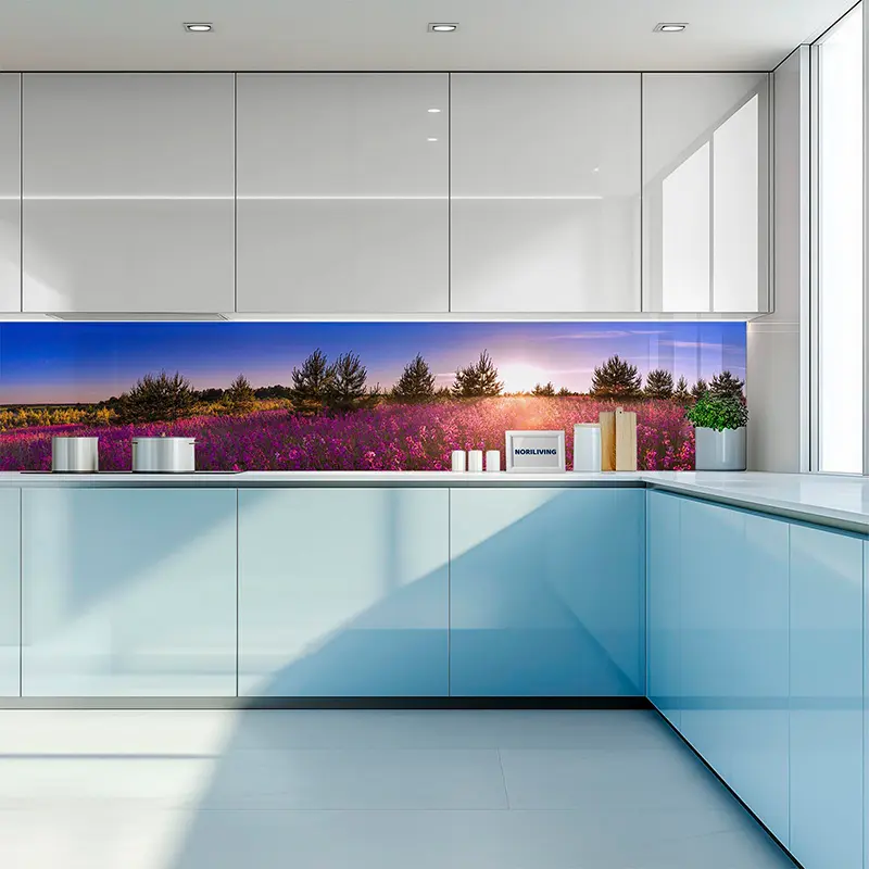 Eckküche mit blauen Fronten und floraler Glasrückwand