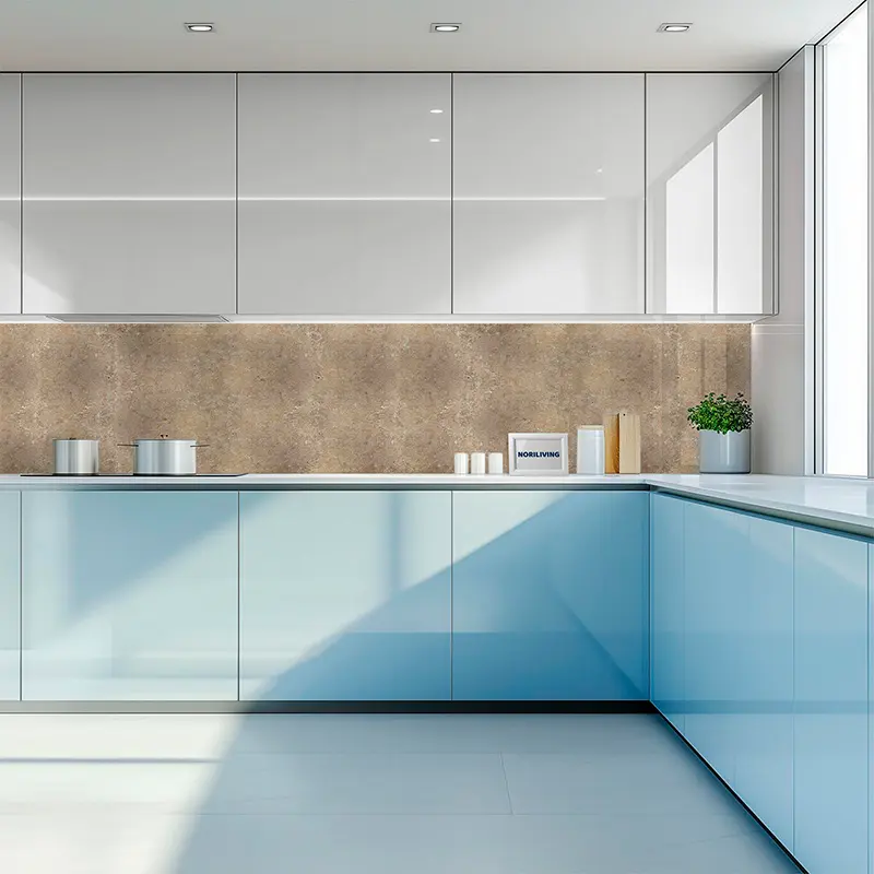 Helle, minimalistische Küche mit blauen Fronten und beiger R