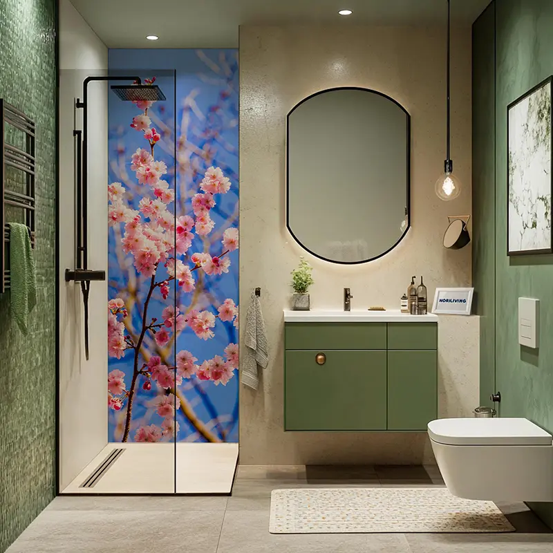 Grünes Badezimmer mit Kirschblüten-Duschwand
