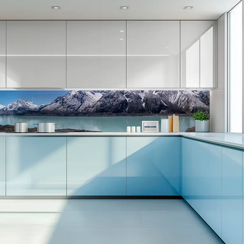 Helle Einbauküche mit blauen Schrankfronten und Bergmotiv