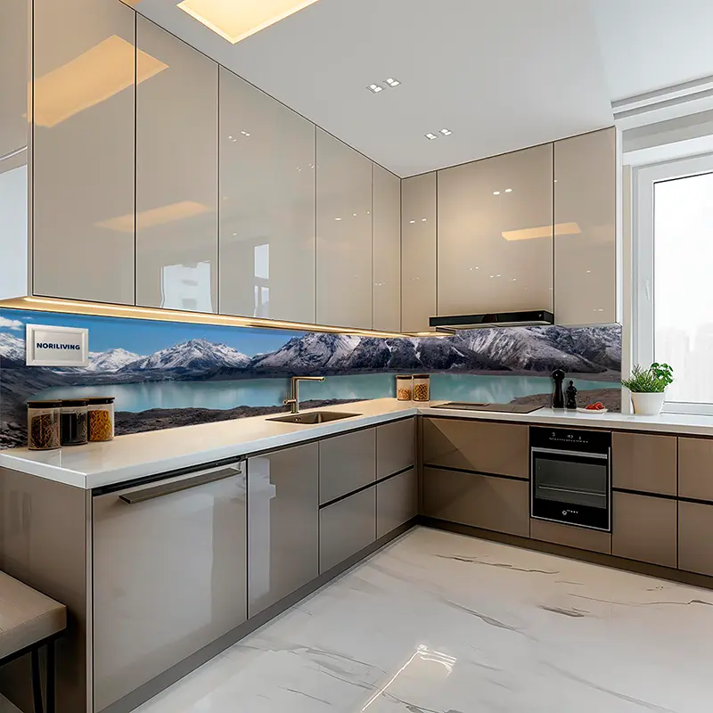 Helle L-förmige Küche mit Panorama-Glasrückwand