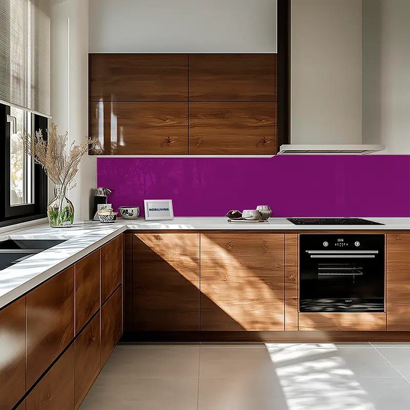 Küche mit Holzschränken und violettem Spritzschutz