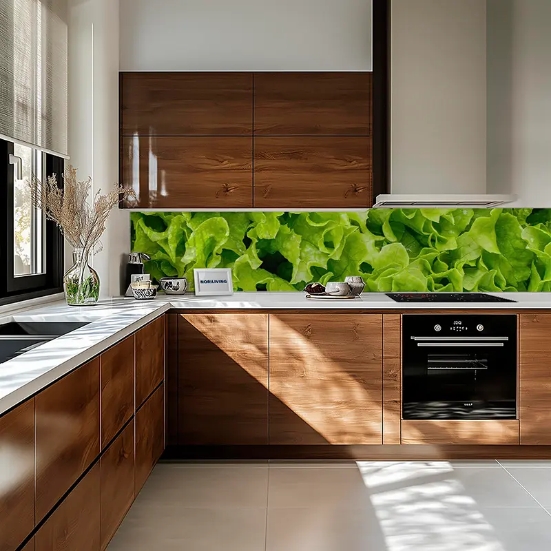 Moderne Küche: Holzschränke, grüne Salat-Rückwand