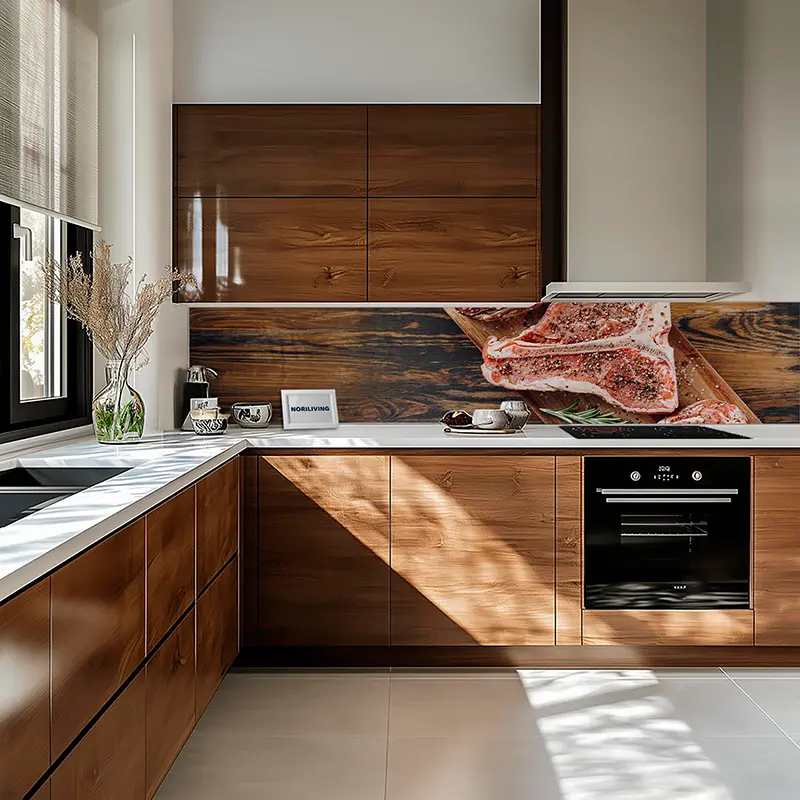 Küche mit Holzschränken, weißer Arbeitsplatte und Steak-Deko