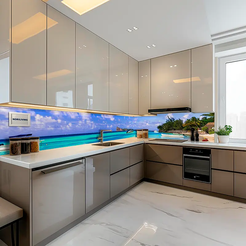 Küche mit türkisfarbener Strand-Glasrückwand