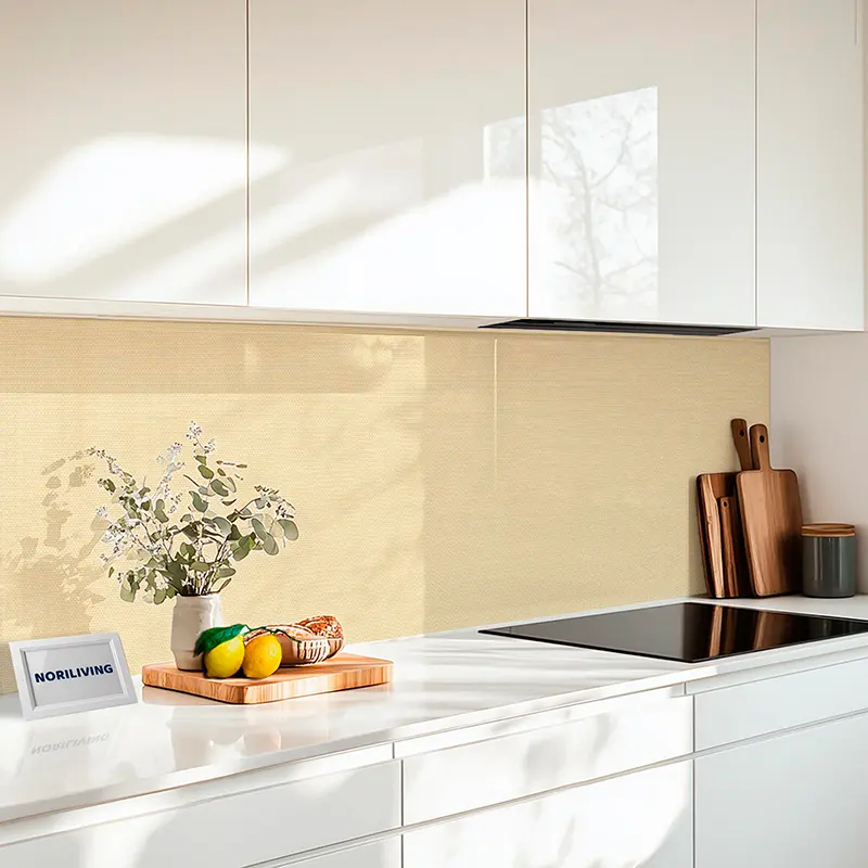 Helle Küche mit Kochfeld, Schneidebrett, Vase und Zitronen