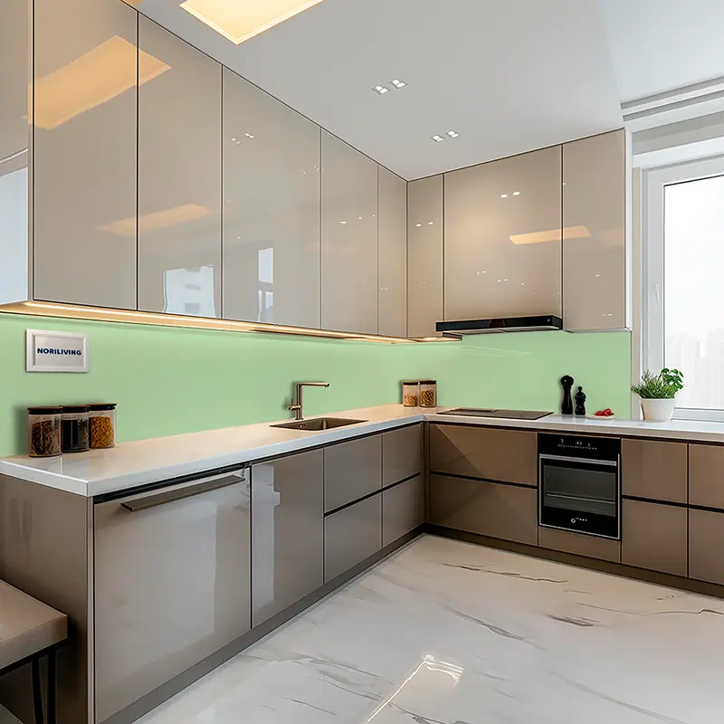 Moderne Küche, Hochglanzfronten, grüne Glasrückwand