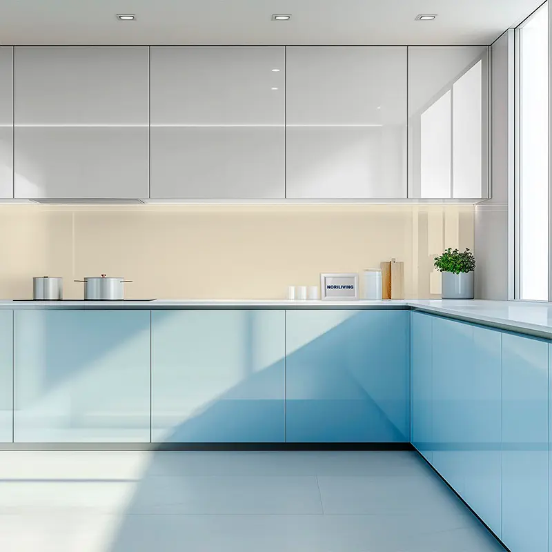 Minimalistische Küche in Blau und Weiß mit Arbeitsfläche