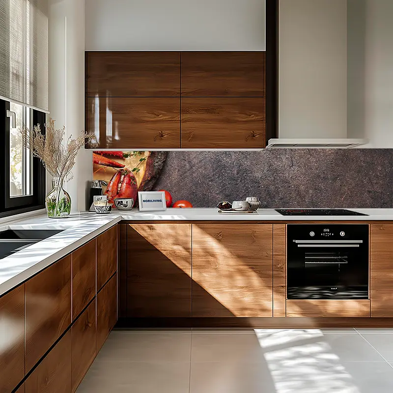 Helle L-förmige Küche mit Holzschränken und Induktionsfeld