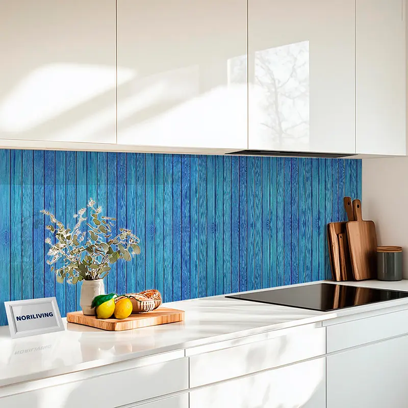 Küchenarbeitsplatz mit blauem Holzpaneel, Schneidebretter un