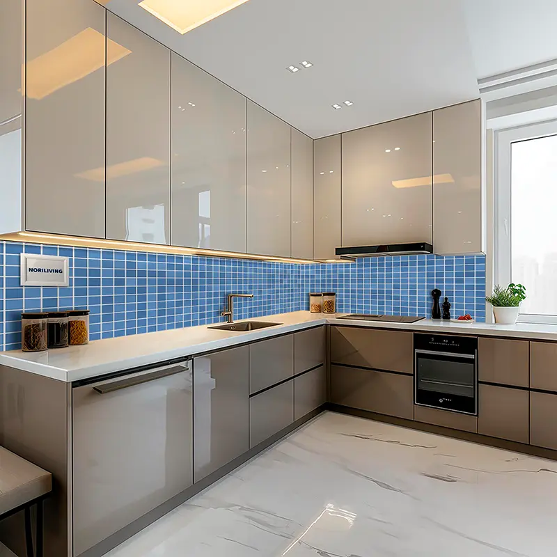 Eckküche mit Hochglanzfronten und blauem Fliesenspiegel