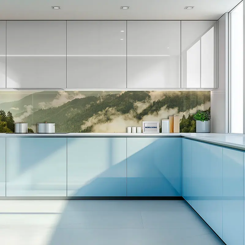 Helle Designküche mit blau lackierten Fronten und Bergblick