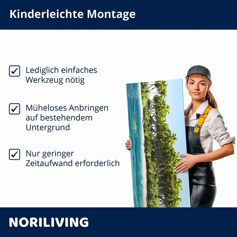 Frau in Arbeitskleidung hält großes Strandbild