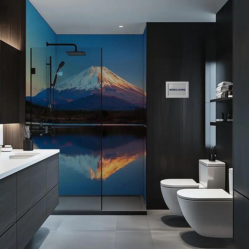 Badezimmer mit Glasduschwand und Bergreflexion