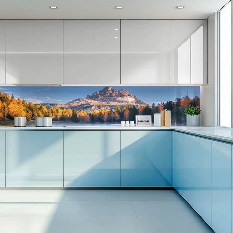 Helle Küche mit blauen Fronten und Herbstlandschaft-Motiv