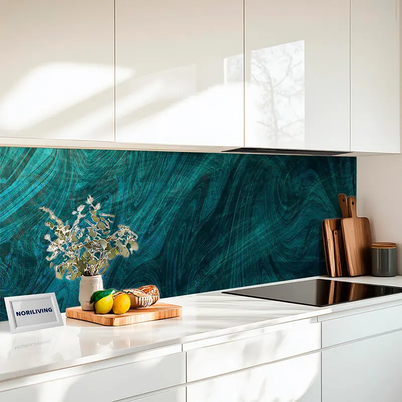 Weiße Küche mit türkisgrüner Marmor-Optik