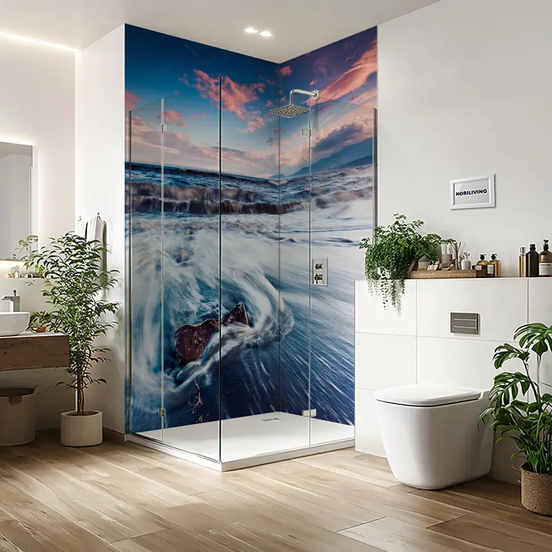 Modernes Bad mit Glasdusche und Meeresfototapete