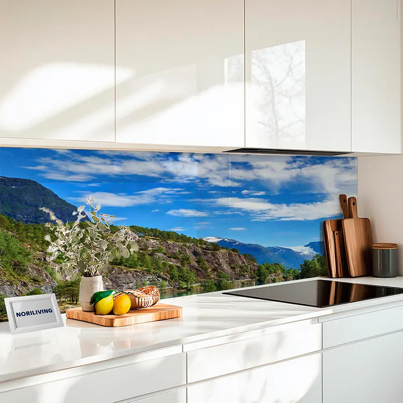 Weiße Küche mit Glasrückwand und Fjordpanorama