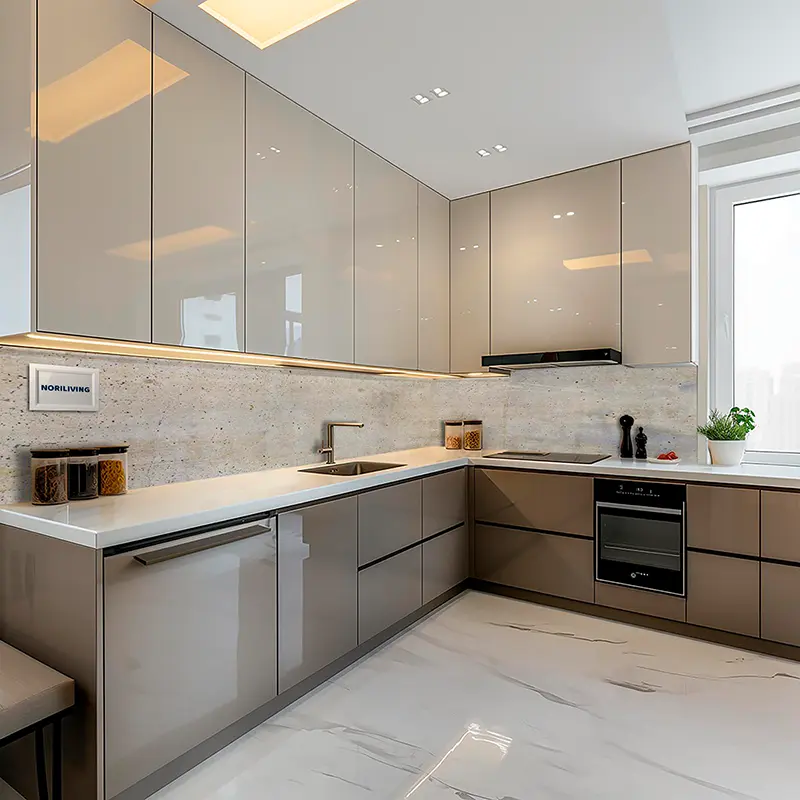 L-förmige moderne Küche mit grauen Hochglanzfronten