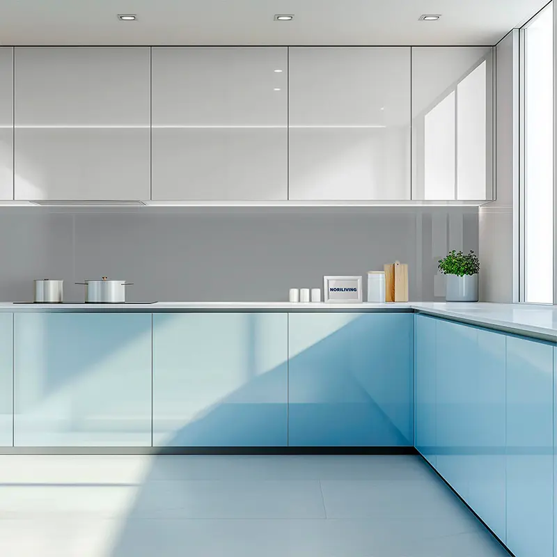 Minimalistische Küche in Weiß und Pastellblau